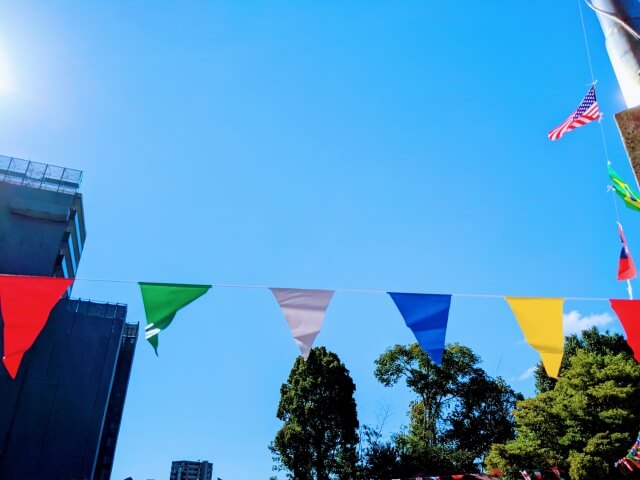 野外イベントでも安心して使えるオリジナル連続旗の素材